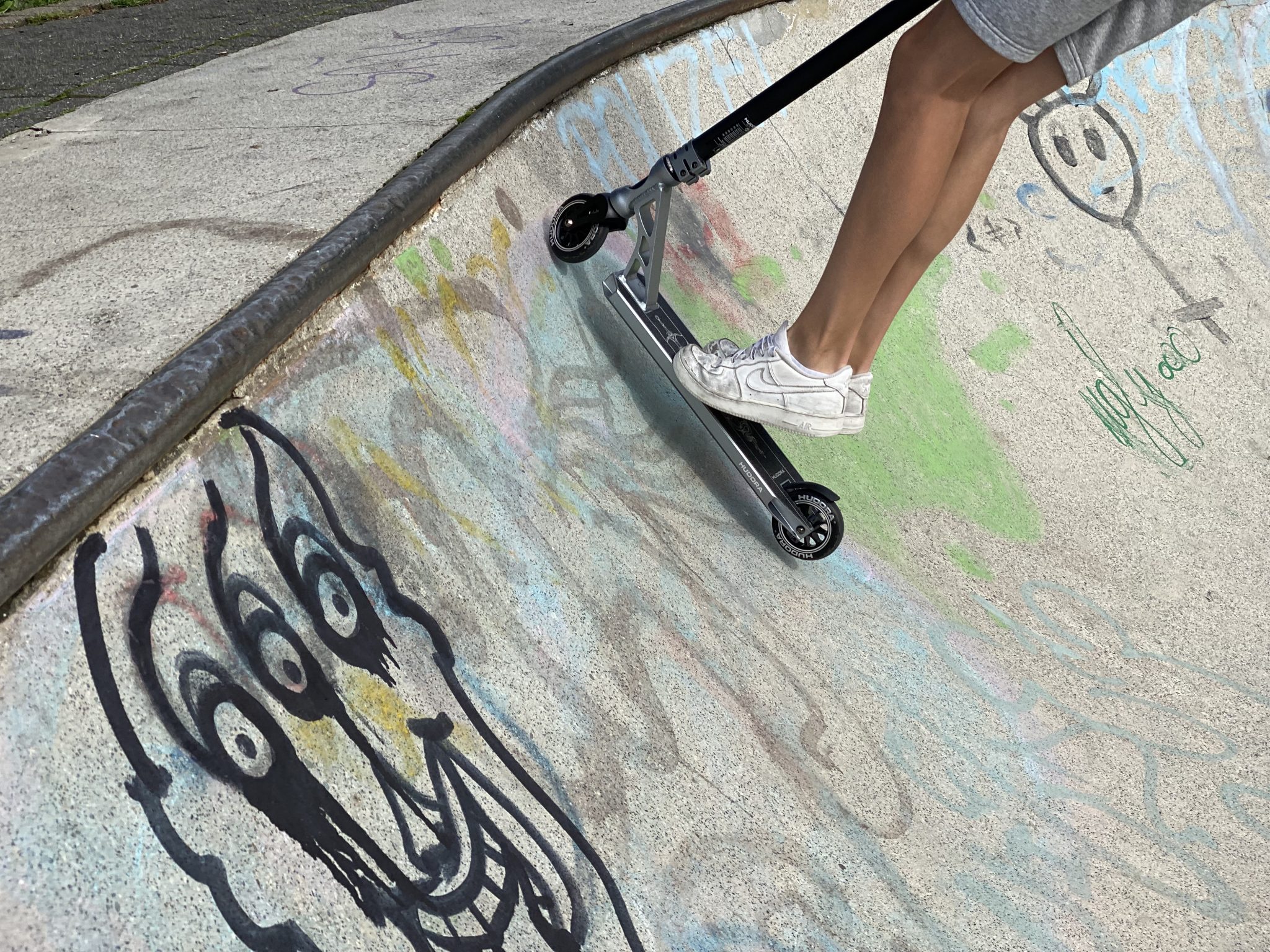 HUDORA Stunt Scooter 360 Pro - Hochwertiger Freestyle Stuntscooter Mit Verstärktem Oversize-Lenker - Sportlicher Scooter Mit Extremer Steifigkeit Und 360 Grad Lenkung - Kickroller Für Bis Zu 100kg
