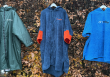 Geschenkideen für Sportler: dryrobe Advance und Organic Towel Robes für Groß & Klein dryrobe Umkleidemantel, Handtuchmantel im Test