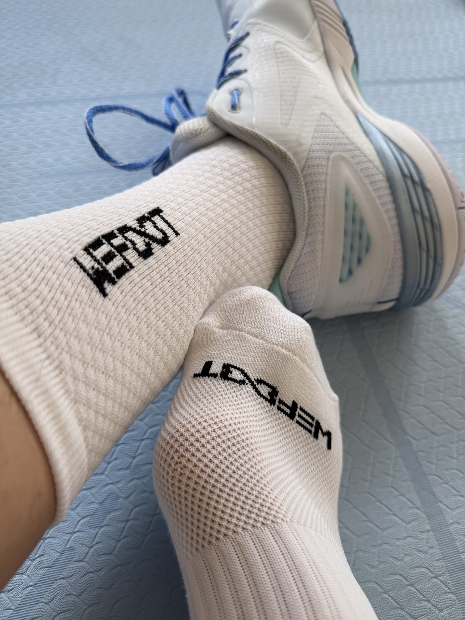 Gripsocken in Victor Nitrolite Badmintonschuh